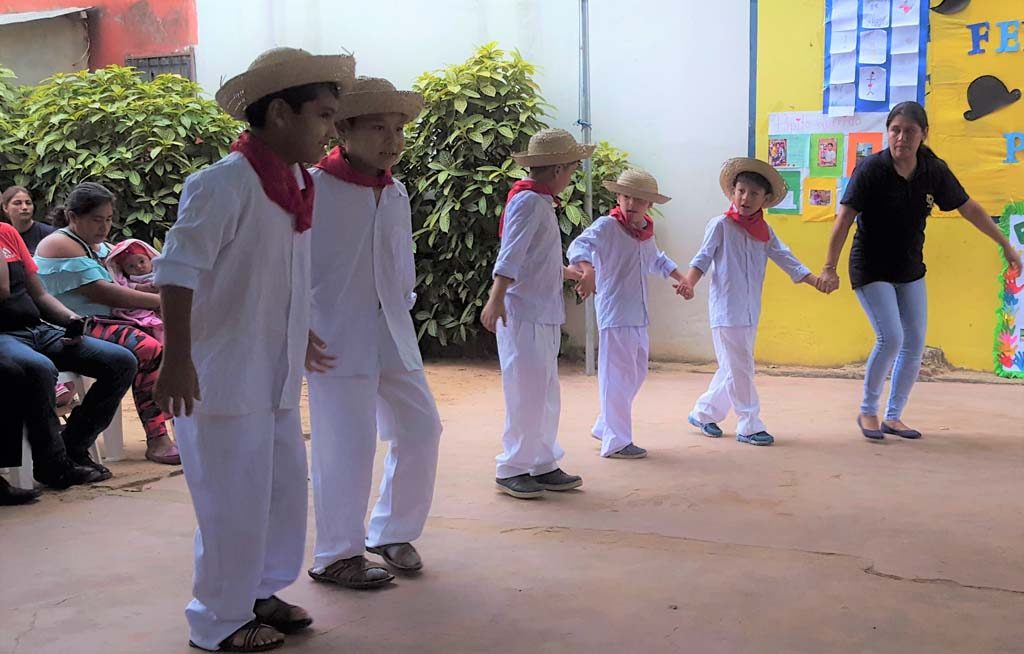 Danza del Taquirari por estudiantes de primaria