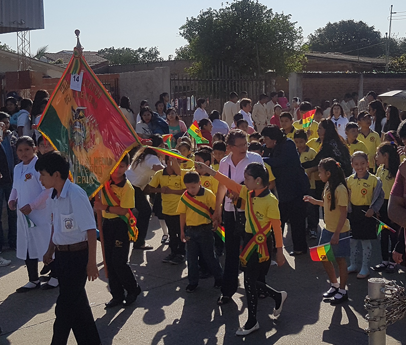 Unidad Educativa Casa del Almendro en Desfile Cívico